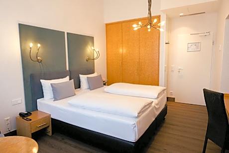 Comfort Double Room (bed size 71 in)