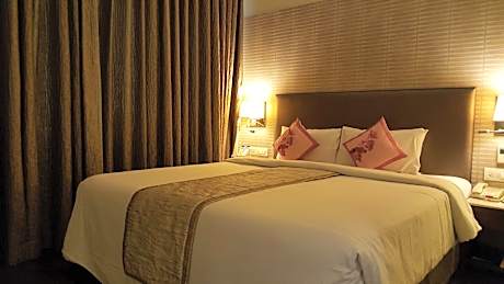 Suite Room – One way Airport Transfer , 25 % Discount on Food & Beverage and 15% Discount on Laundry Services