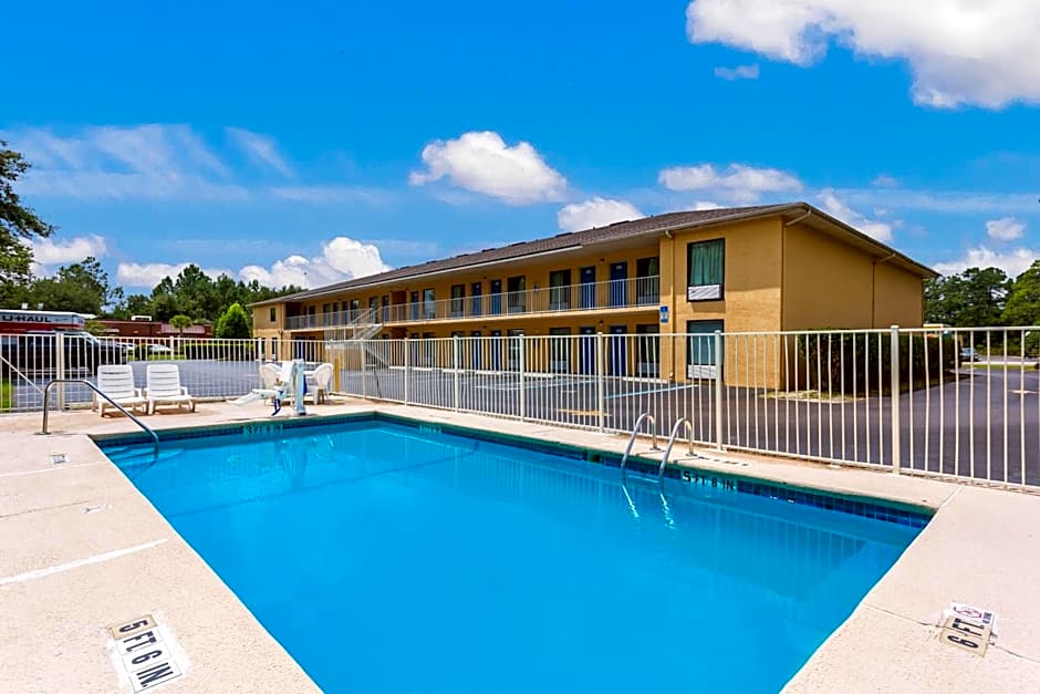 Motel 6-Macclenny, FL