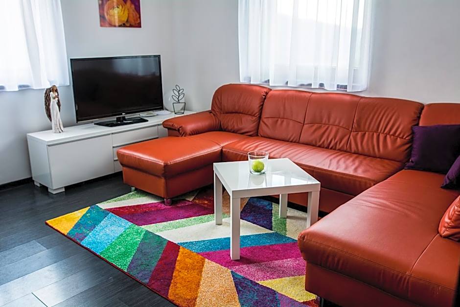 Chata Valca PATJA-v mesiacoch apríl až november pri prenajatí aj jedného apartmánu uzavrieme ostatné apartmány, aby ste si užili súkromie