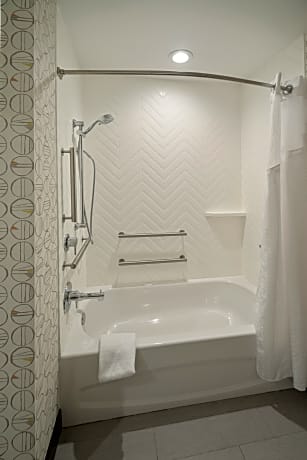 1 King Standard Mobility Accessible Tub