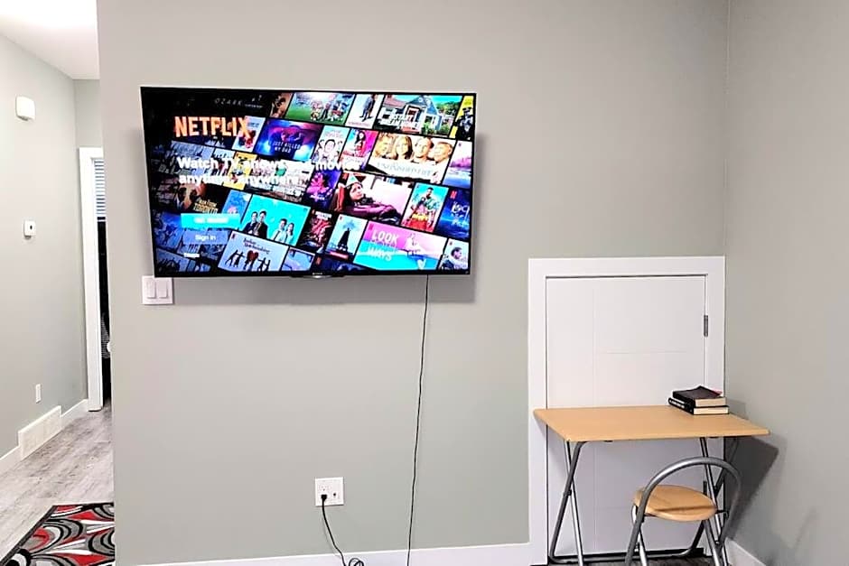 QUIET & COZY MODERN SUITE CLOSE TO RCMP