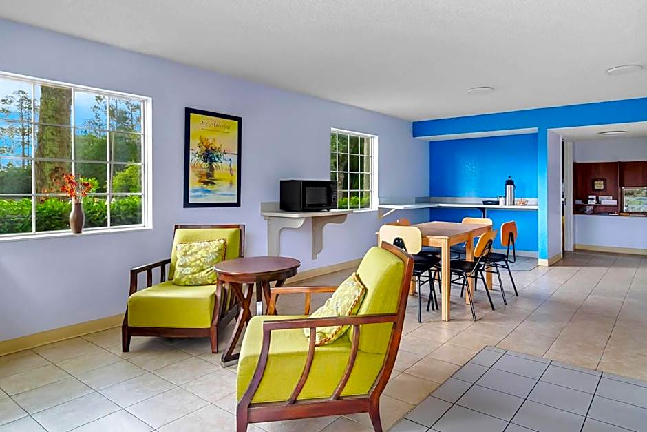 Travelodge Suites by Wyndham MacClenny