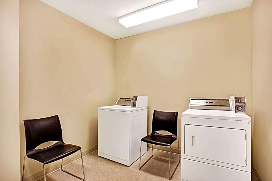 Super 8 by Wyndham Lachenaie/Terrebonne