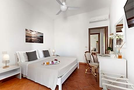 Family Room with shared Terrace and Sea View