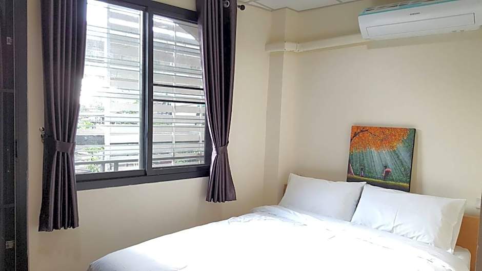 Double D Rooms & Cafe