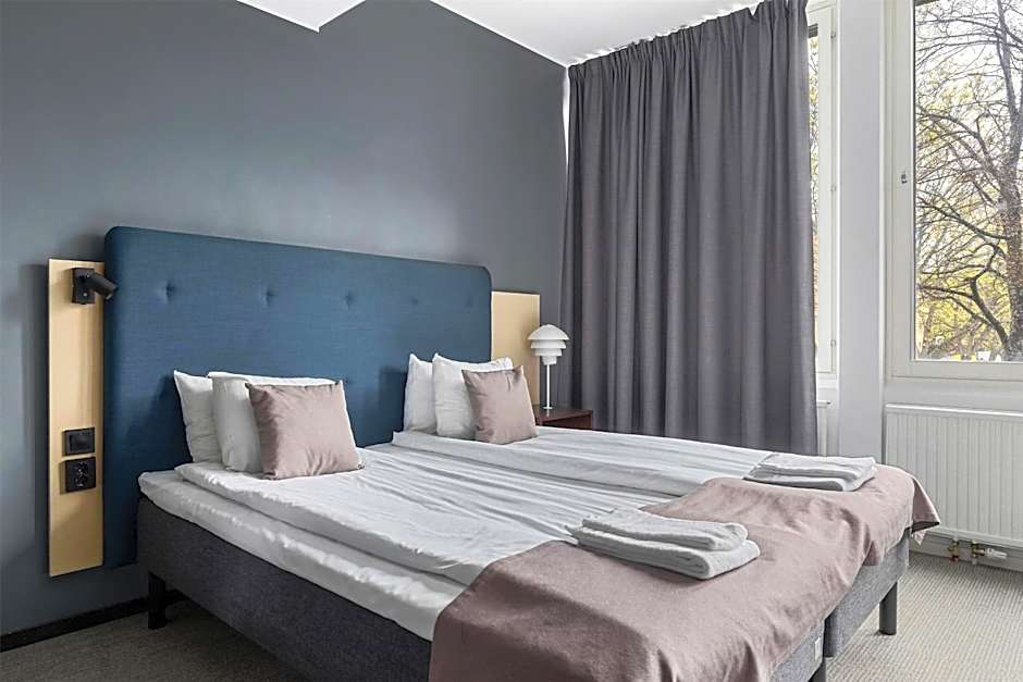 Standard 1 King Bed, Accessible, Roll in Shower — 4 fotoğraftan 1. fotoğraf