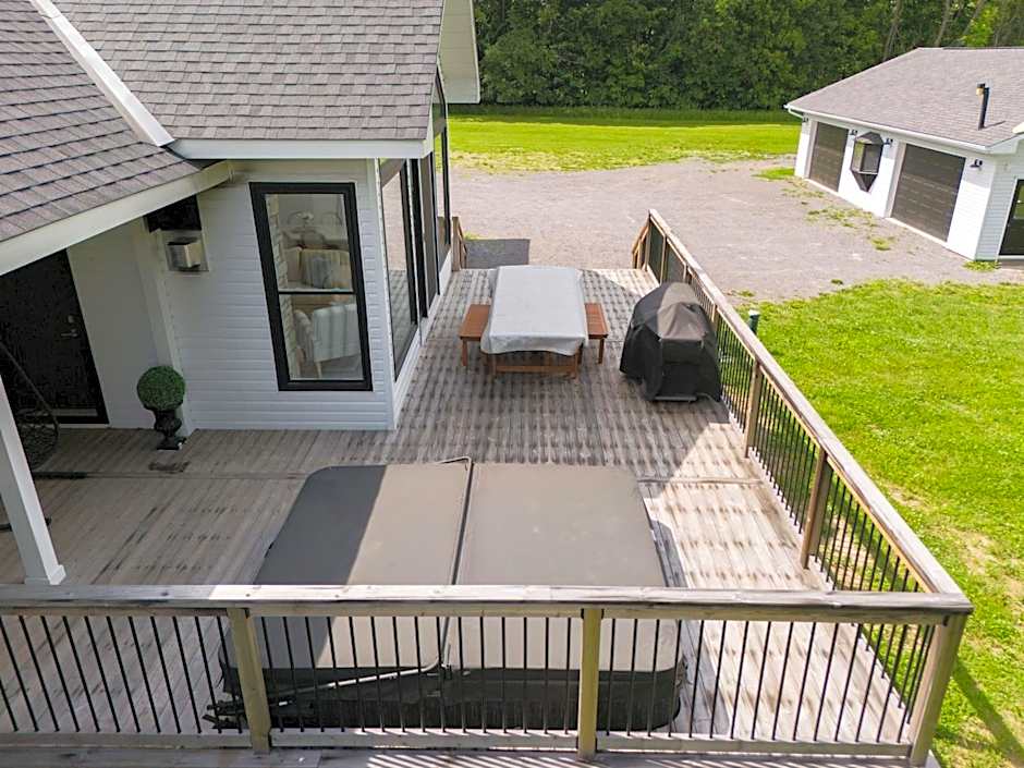 Gorgeous private retreat with hot tub