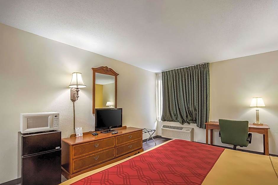 Econo Lodge Inn And Suites