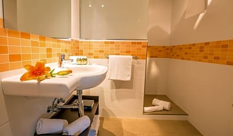 2 BEDROOMS APARTMENT 4 ADULTS