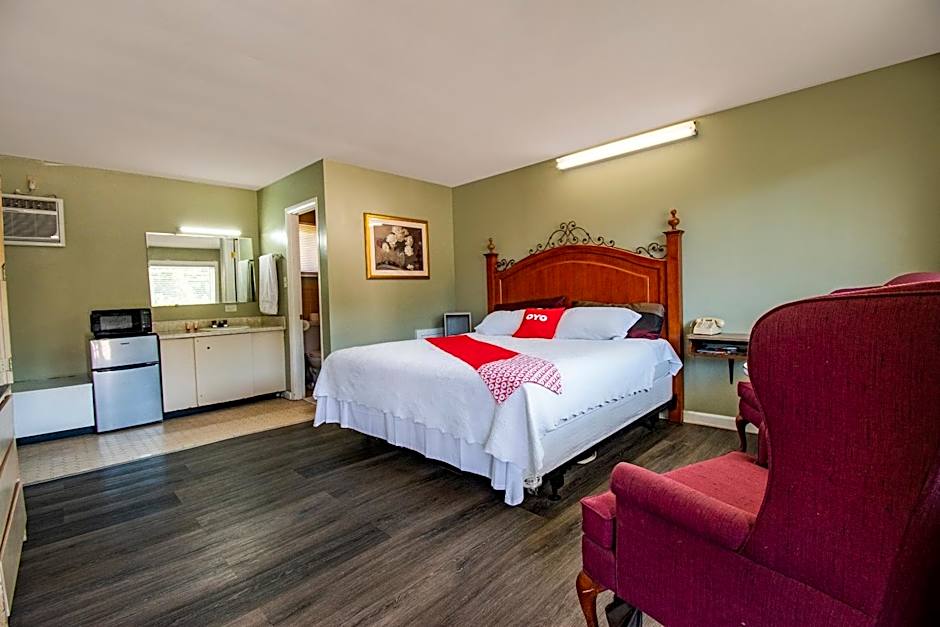 OYO Hotel Calhoun, GA I-75