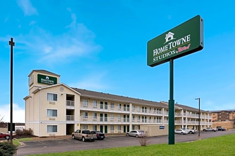 HomeTowne Studios by Red Roof Kansas City - Worlds of Fun