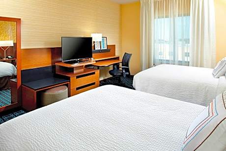 Queen Room with Two Queen Beds and Roll-In Shower - Mobility Access/Hearing Accessible