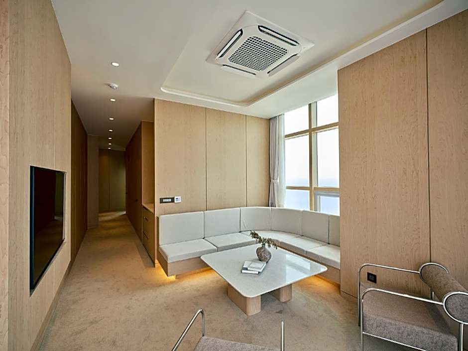 UH SUITE THE HAEUNDAE