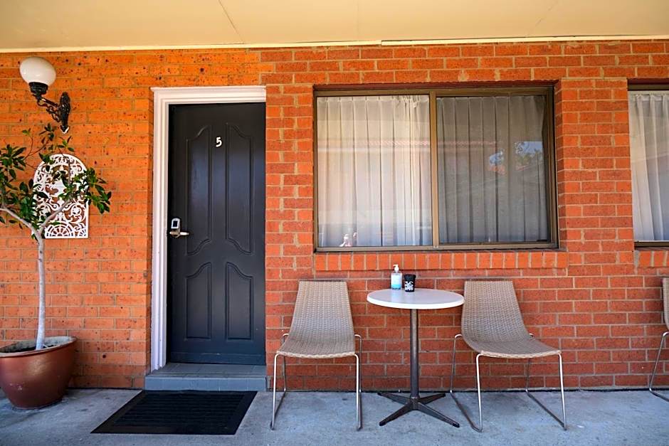 Sapphire Palms Motel