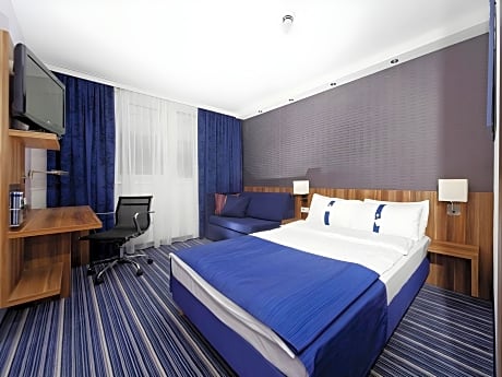 1 Queen Bed Standard Mobility Accessible