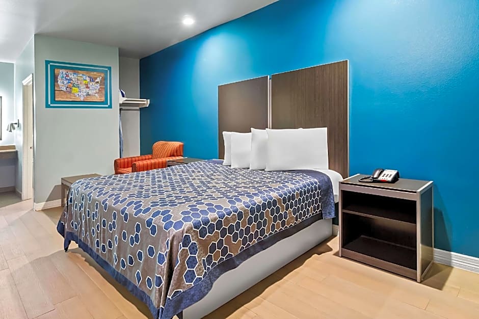 Econo Lodge Inn & Suites