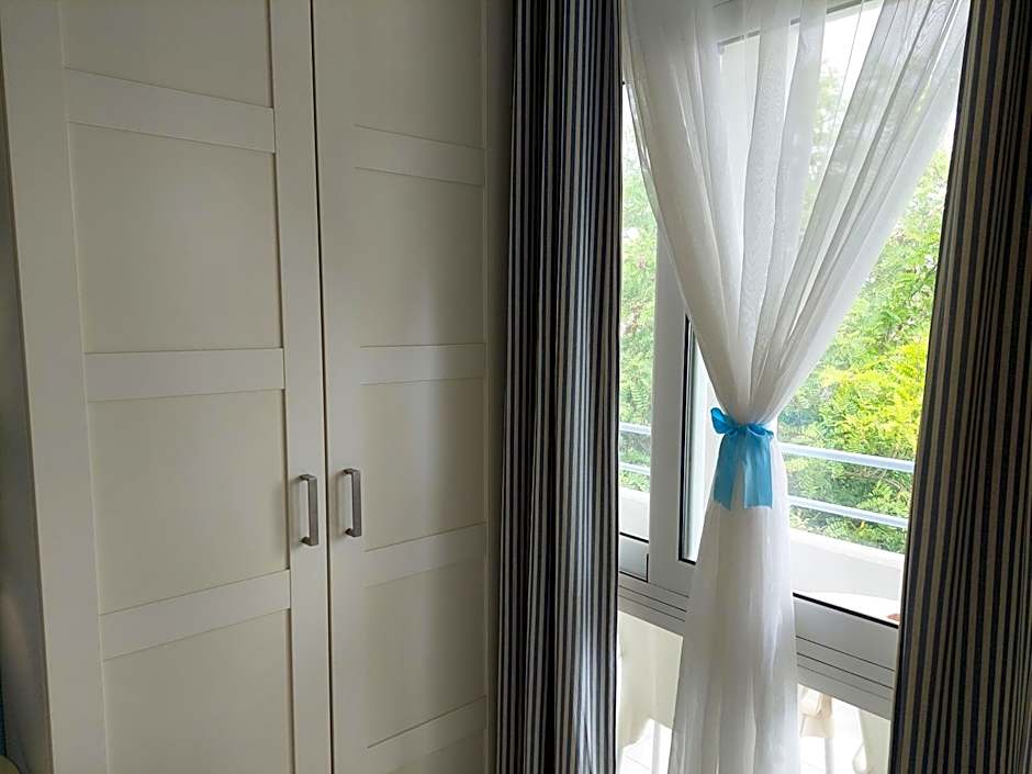 Seafront Studios and Apartments