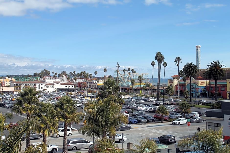 Fireside Inn By The Beach Boardwalk & Bowling