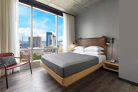 1 Queen, City View