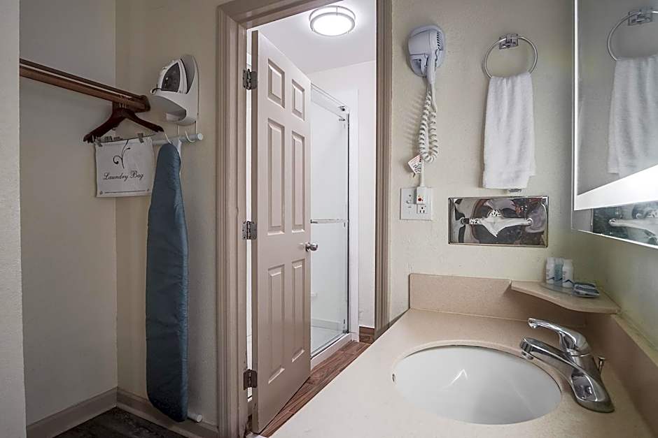 Cottonwood Suites Savannah Hotel & Conference Center