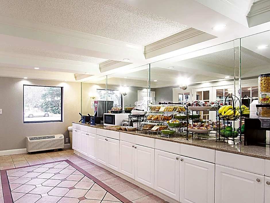 La Quinta Inn & Suites by Wyndham West Palm Beach - Florida Turn