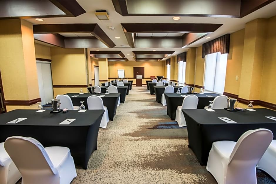 MCM Elegante Hotel & Suites