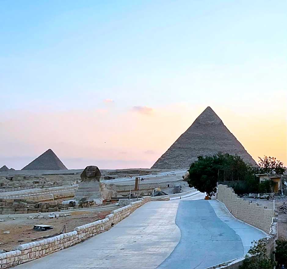 The Gate Hotel Front Pyramids & Sphinx View