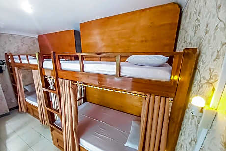 Single Bed in Mixed Dormitory Room