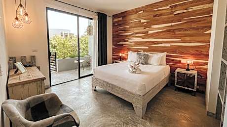 Suite Queen with Balcony and Pool View