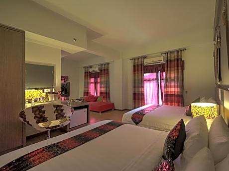 Family Room (2 Queen 1 Sofa)