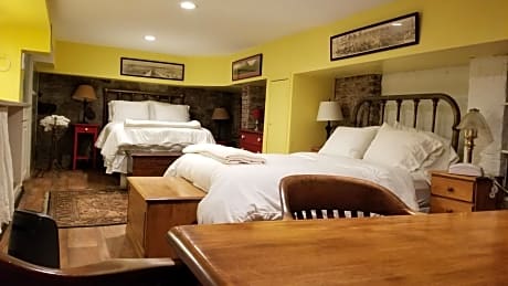 Stonewall Studio with Two Full Size Beds and Kitchenette