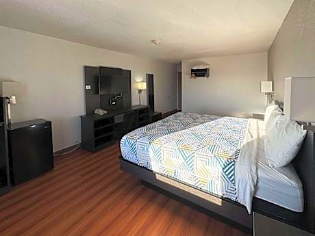 Deluxe Queen Room - Non-Smoking