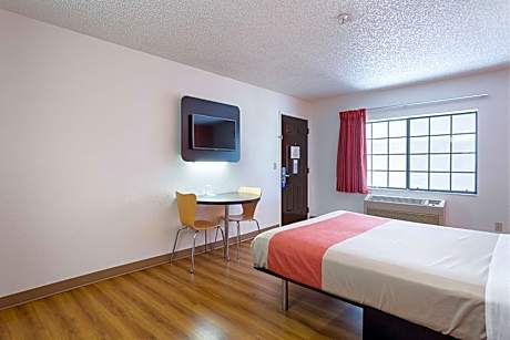 Queen Room - Disability Access - Non-Smoking