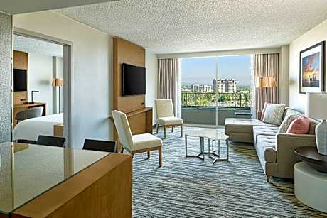 1 Bedroom Suite, 1 King, Sofa bed, High floor