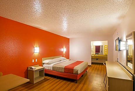 1 King Bed | Non-Smoking, Micfridge