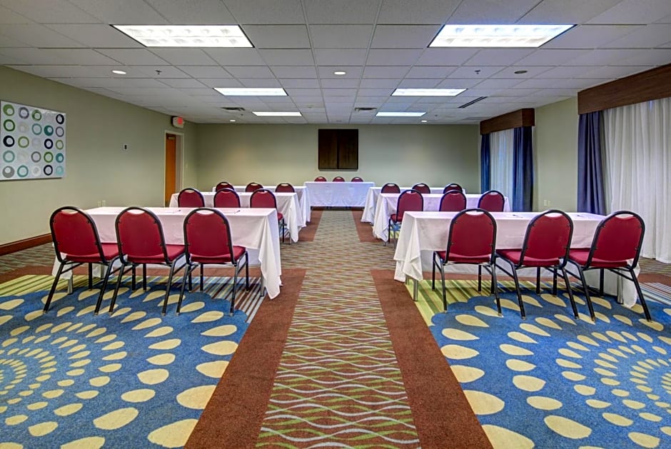 Holiday Inn Express Hotel & Suites Emporia By IHG