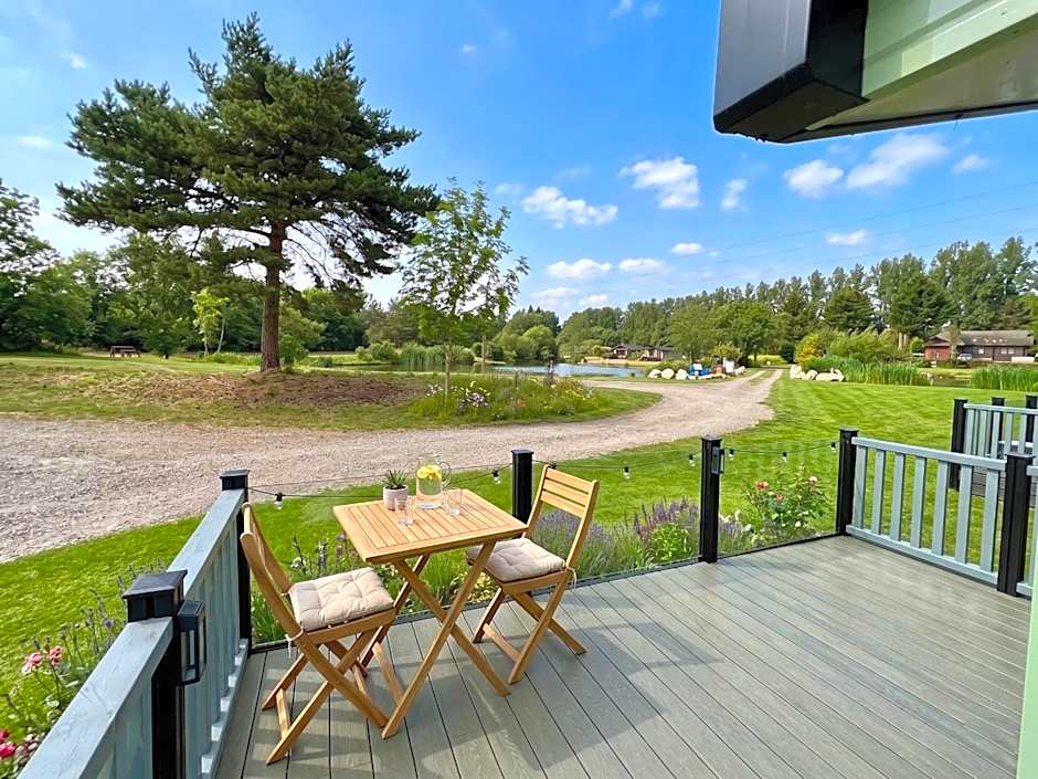 2 Bedroom Lakeview Lodge - Ensuite & Balcony Deck