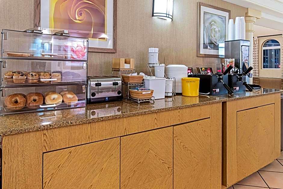 La Quinta Inn & Suites by Wyndham Mid-City
