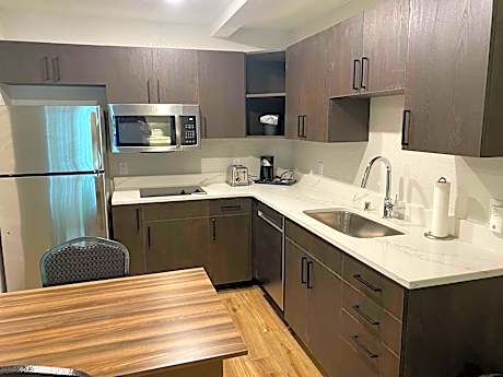 Suite-1 King Bed, Non-Smoking, Lake View, Full Breakfast