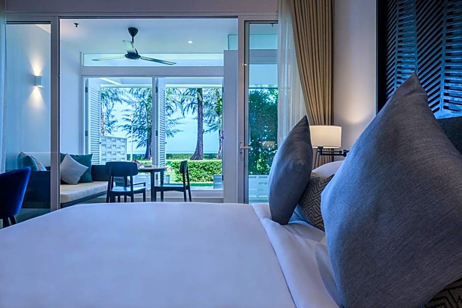 Photo 1 of 6 of Premier 1 King Bed, Garden and Sea View