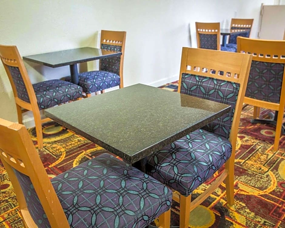 Rodeway Inn & Suites Plymouth Hwy 64