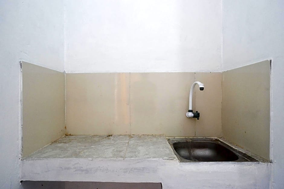 RedDoorz Syariah near Universitas Slamet Riyadi Solo