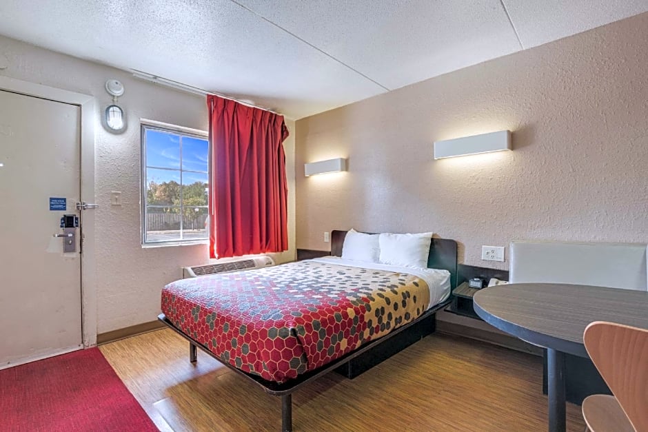 Econo Lodge Inn & Suites – Terre Haute, IN