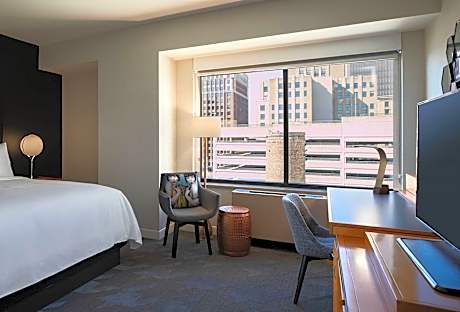 Standard Room, 1 King Bed (Mobility/Hearing Access, Roll-in Shwr) (1 King Bed)