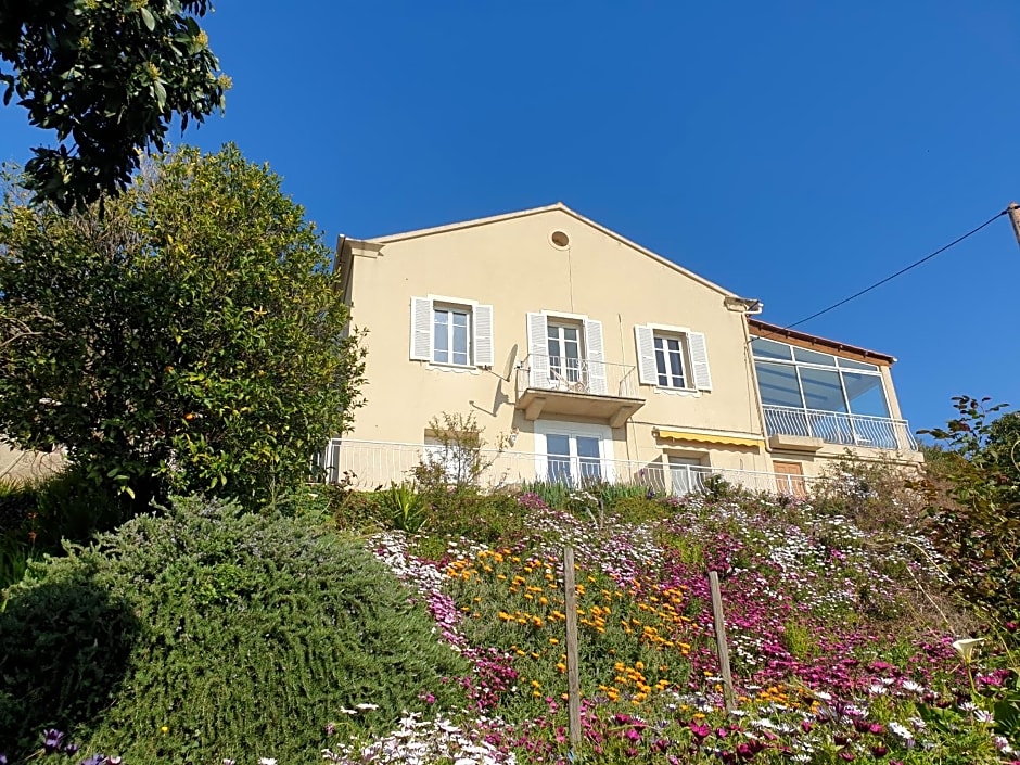 Chambres d'hôte A Caserella, Maison de village rénovée avec vue sur mer