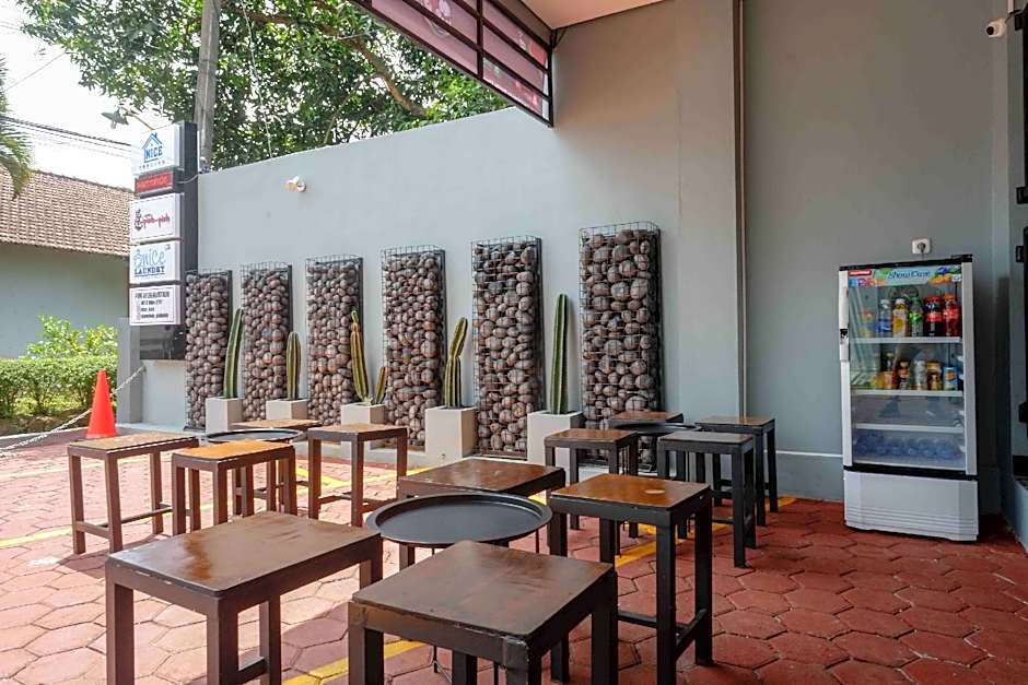 RedDoorz Plus near Patung Kuda Undip