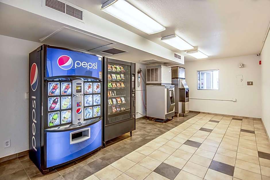 Super 8 by Wyndham Tracy