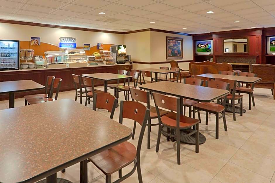 Holiday Inn Express Mentor Banquet Center By IHG