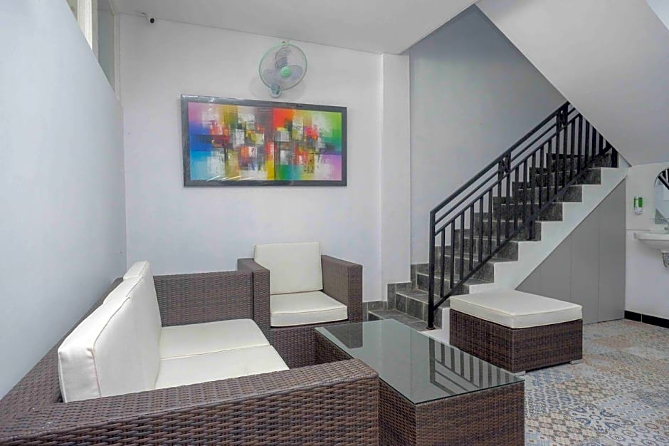 RedDoorz Plus near Patung Kuda Undip